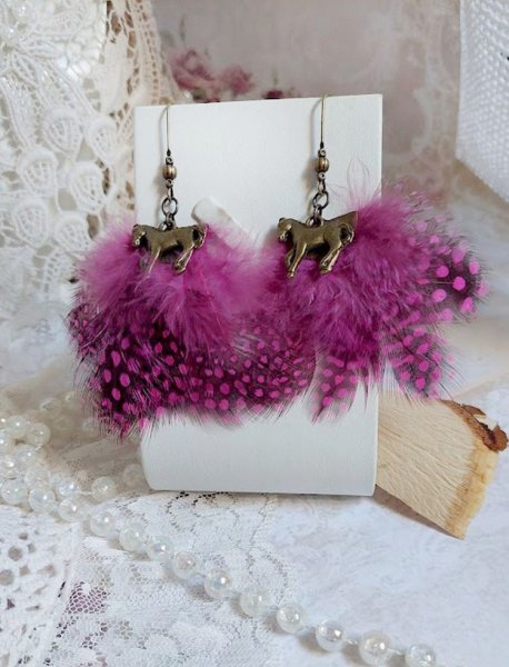 BO Danse avec les Plumes mont&eacute;es avec plumes de pintade, breloques cheval et clous d&rsquo;oreilles laiton