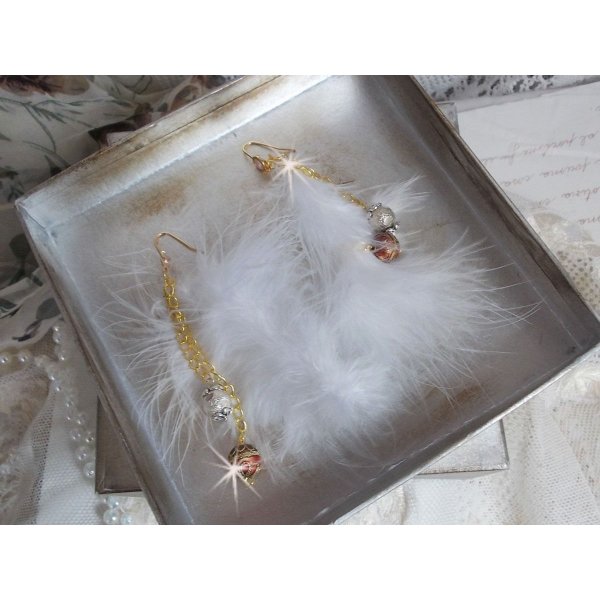 Bl&oslash;dt hvidguld BO skabt med indianske fjer fra Bohemian