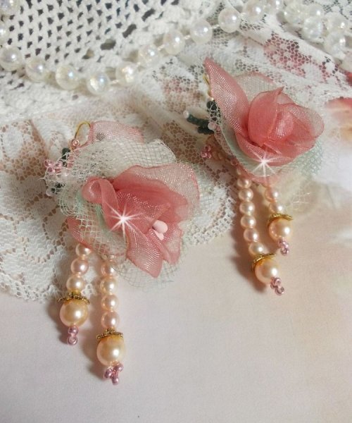 BO Douceur Poudr&eacute;e skabt med Organza b&aring;nd, tyl, Swarovski krystaller, Bohemian glasperler og rocailles