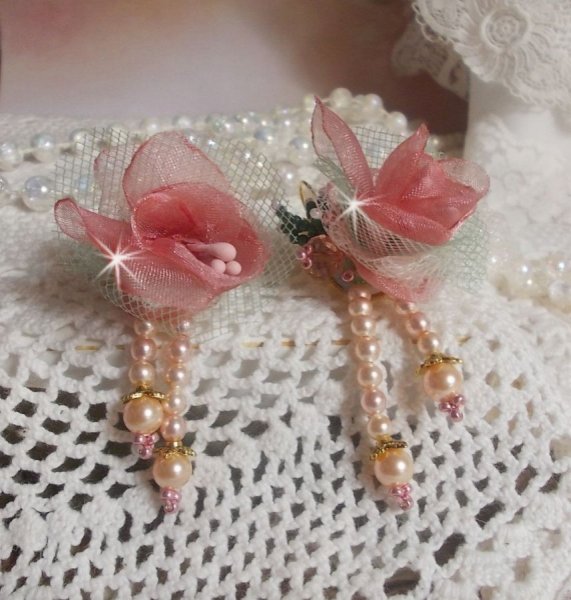 BO Douceur Poudr&eacute;e skabt med Organza b&aring;nd, tyl, Swarovski krystaller, Bohemian glasperler og rocailles