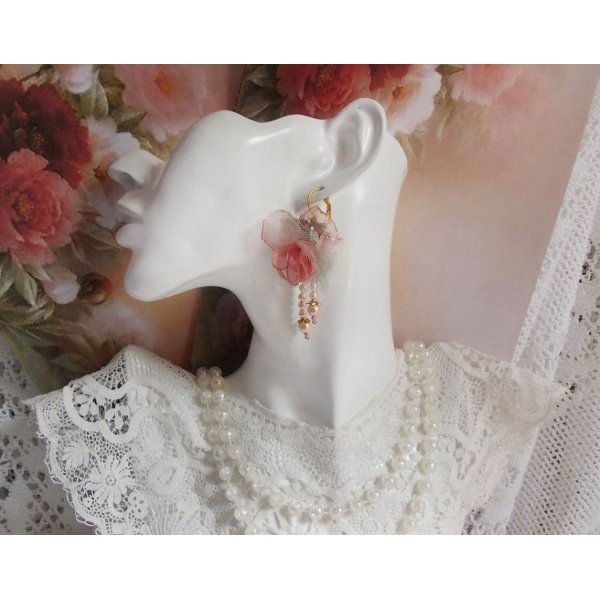 BO Douceur Poudr&eacute;e skabt med Organza b&aring;nd, tyl, Swarovski krystaller, Bohemian glasperler og rocailles