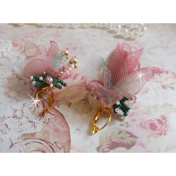 BO Douceur Poudr&eacute;e skabt med Organza b&aring;nd, tyl, Swarovski krystaller, Bohemian glasperler og rocailles