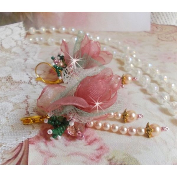 BO Douceur Poudr&eacute;e skabt med Organza b&aring;nd, tyl, Swarovski krystaller, Bohemian glasperler og rocailles