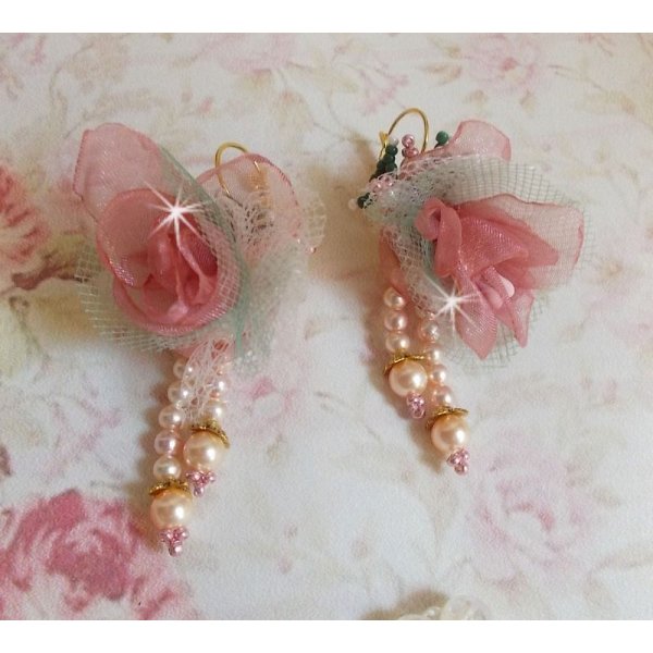 BO Douceur Poudr&eacute;e skabt med Organza b&aring;nd, tyl, Swarovski krystaller, Bohemian glasperler og rocailles