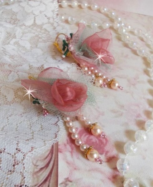 BO Douceur Poudr&eacute;e skabt med Organza b&aring;nd, tyl, Swarovski krystaller, Bohemian glasperler og rocailles