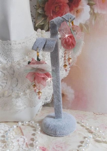 BO Douceur Poudr&eacute;e skabt med Organza b&aring;nd, tyl, Swarovski krystaller, Bohemian glasperler og rocailles