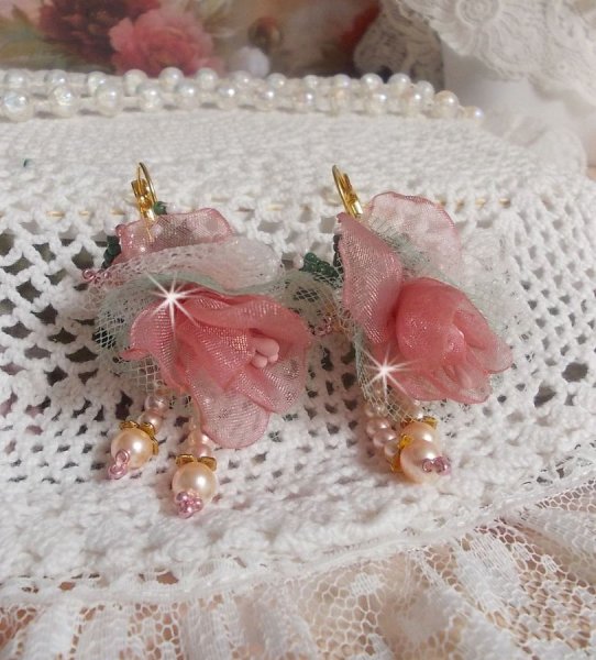 BO Douceur Poudr&eacute;e skabt med Organza b&aring;nd, tyl, Swarovski krystaller, Bohemian glasperler og rocailles