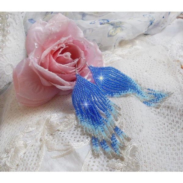 BO Soft Blue Dreams skabt med kvalitets fr&oslash;perler i safirbl&aring;, himmelbl&aring; og s&oslash;lv med 925/1000 s&oslash;lv &oslash;rekroge