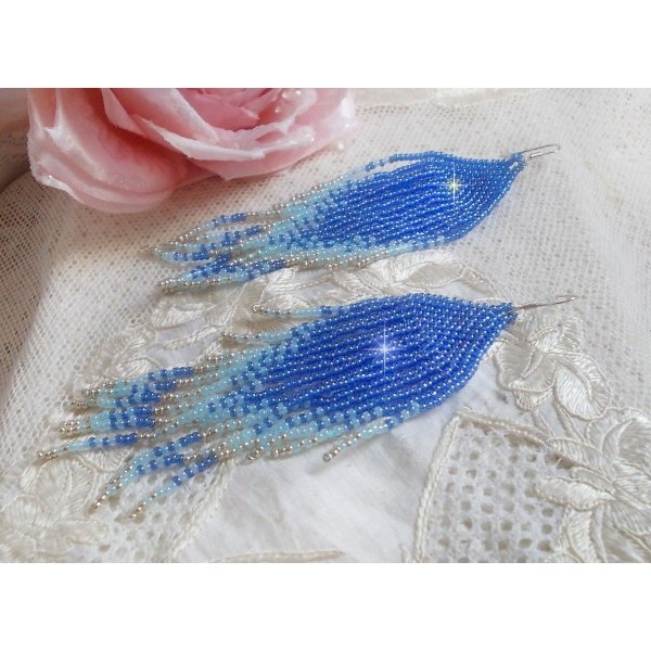 BO Soft Blue Dreams skabt med kvalitets fr&oslash;perler i safirbl&aring;, himmelbl&aring; og s&oslash;lv med 925/1000 s&oslash;lv &oslash;rekroge