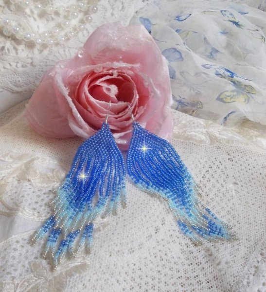 BO Soft Blue Dreams skabt med kvalitets fr&oslash;perler i safirbl&aring;, himmelbl&aring; og s&oslash;lv med 925/1000 s&oslash;lv &oslash;rekroge