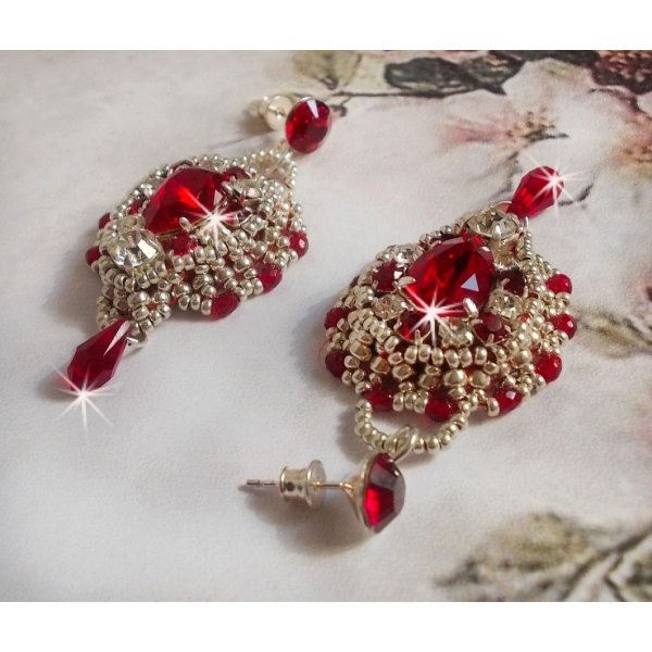 BO Drigon Red broderet med Swarovski krystal Siam cabochons, bezels, s&oslash;lv perler og 925/1000 s&oslash;lv butterfly &oslash;restikker