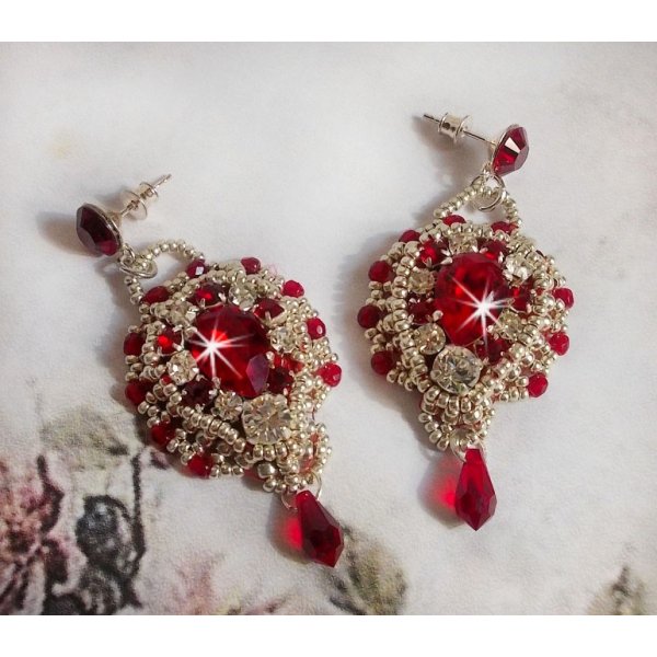 BO Drigon Red broderet med Swarovski krystal Siam cabochons, bezels, s&oslash;lv perler og 925/1000 s&oslash;lv butterfly &oslash;restikker