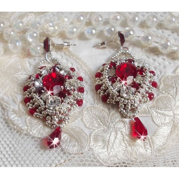 BO Drigon Red broderet med Swarovski krystal Siam cabochons, bezels, s&oslash;lv perler og 925/1000 s&oslash;lv butterfly &oslash;restikker