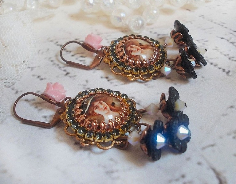 BO Elegant sort hat skabt med forst&oslash;rrelsescabochoner, harpiks perler, krystaller, matterede blomster og diverse tilbeh&oslash;r.