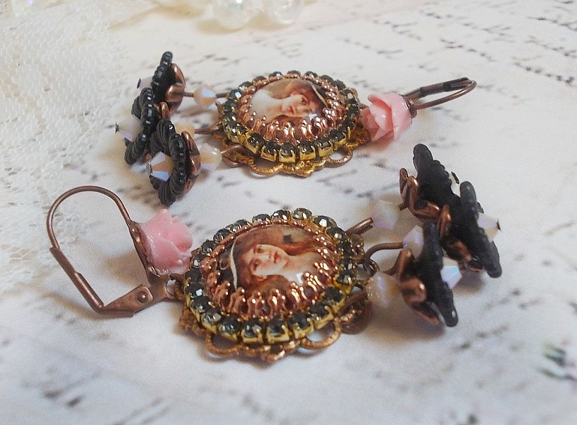 BO Elegant sort hat skabt med forst&oslash;rrelsescabochoner, harpiks perler, krystaller, matterede blomster og diverse tilbeh&oslash;r.