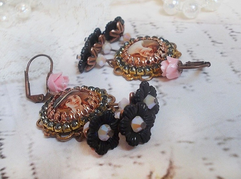 BO Elegant sort hat skabt med forst&oslash;rrelsescabochoner, harpiks perler, krystaller, matterede blomster og diverse tilbeh&oslash;r.