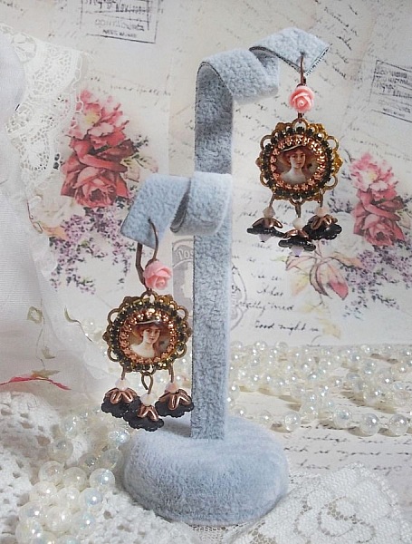 BO Elegant sort hat skabt med forst&oslash;rrelsescabochoner, harpiks perler, krystaller, matterede blomster og diverse tilbeh&oslash;r.