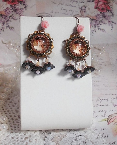 BO Elegant sort hat skabt med forst&oslash;rrelsescabochoner, harpiks perler, krystaller, matterede blomster og diverse tilbeh&oslash;r.