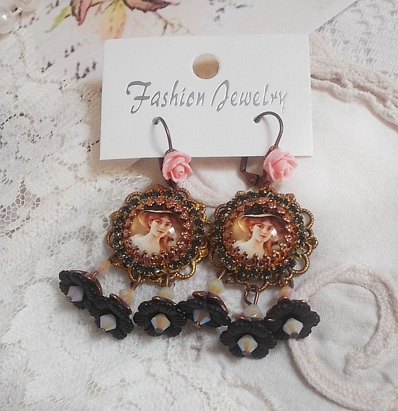 BO Elegant sort hat skabt med forst&oslash;rrelsescabochoner, harpiks perler, krystaller, matterede blomster og diverse tilbeh&oslash;r.