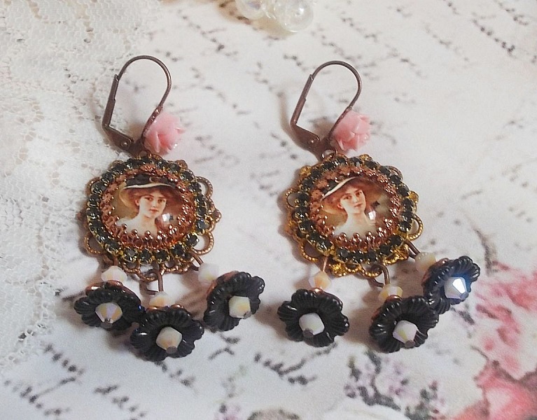 BO Elegant sort hat skabt med forst&oslash;rrelsescabochoner, harpiks perler, krystaller, matterede blomster og diverse tilbeh&oslash;r.