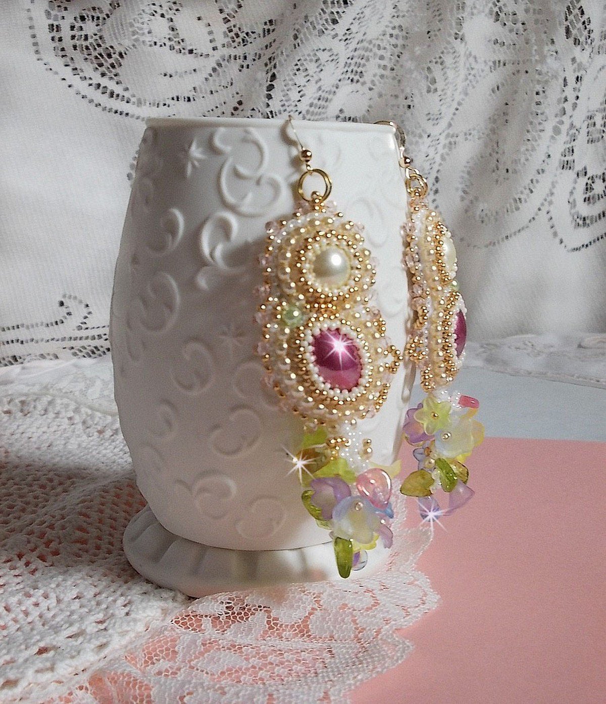 BO Envol&eacute;e Fleurie broderet med Lucite blomster, harpiks cabochoner, fladtrykte runde perler, fr&oslash;perler og 14 karat guldfyldte &oslash;rekroge