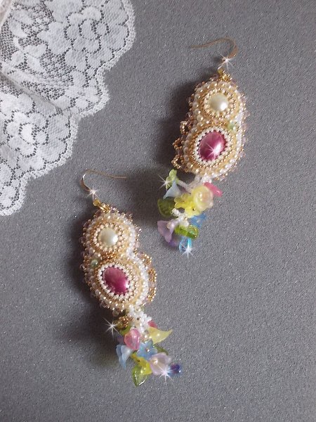 BO Envol&eacute;e Fleurie broderet med Lucite blomster, harpiks cabochoner, fladtrykte runde perler, fr&oslash;perler og 14 karat guldfyldte &oslash;rekroge