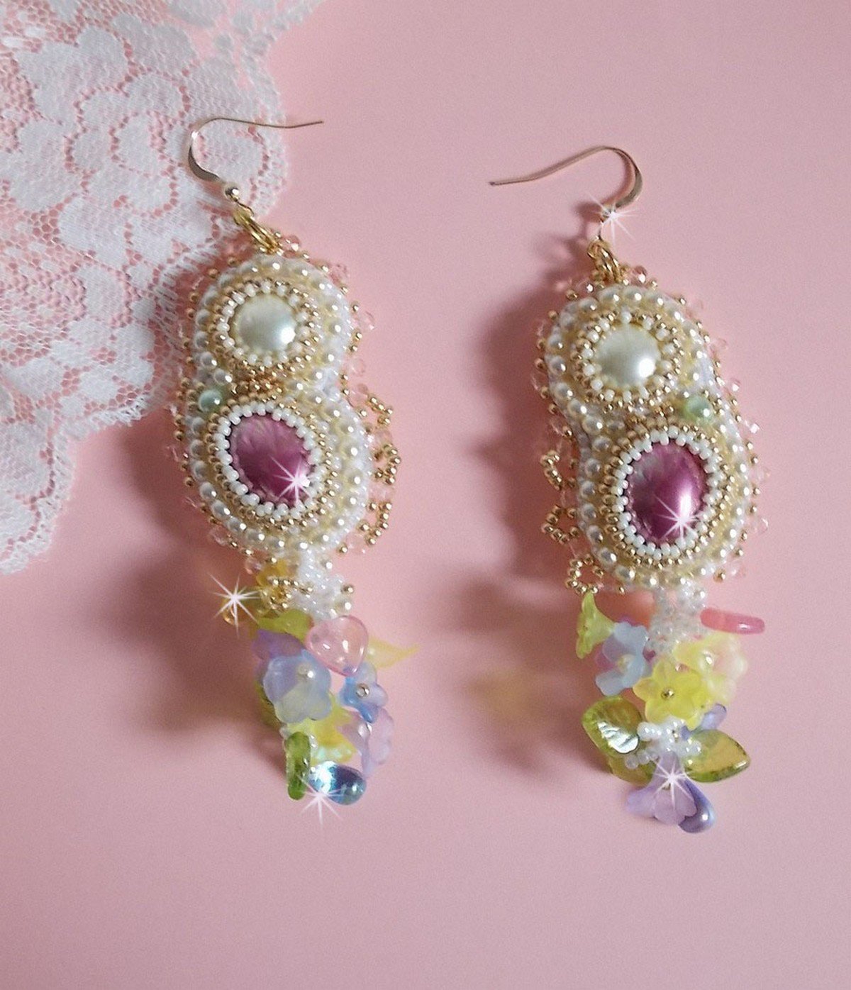 BO Envol&eacute;e Fleurie broderet med Lucite blomster, harpiks cabochoner, fladtrykte runde perler, fr&oslash;perler og 14 karat guldfyldte &oslash;rekroge