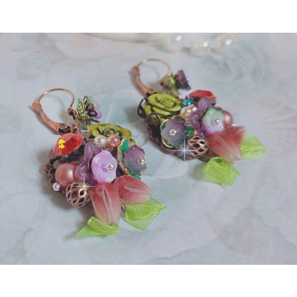 BO Fantasia of Flowers skabt med krystaller, runde perler, perler, resin klokker, glas og Organza Anis b&aring;nd