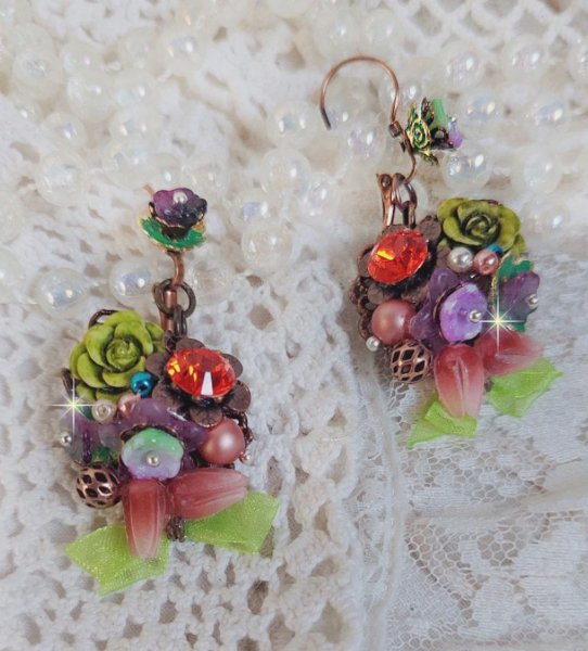 BO Fantasia of Flowers skabt med krystaller, runde perler, perler, resin klokker, glas og Organza Anis b&aring;nd