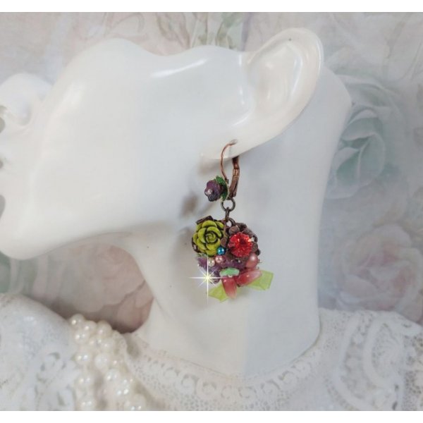 BO Fantasia of Flowers skabt med krystaller, runde perler, perler, resin klokker, glas og Organza Anis b&aring;nd