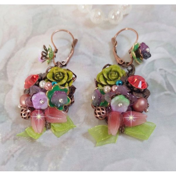 BO Fantasia of Flowers skabt med krystaller, runde perler, perler, resin klokker, glas og Organza Anis b&aring;nd