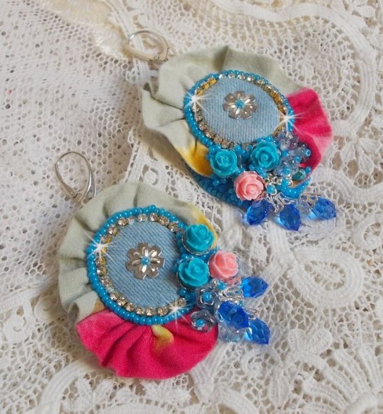 BO Far West broderet med denimstof, harpiksroser, Swarovski-krystaller, forskellige perler, fr&oslash;perler og 925/1000-s&oslash;lv sveller og andre perler