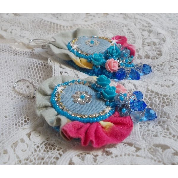 BO Far West broderet med denimstof, harpiksroser, Swarovski-krystaller, forskellige perler, fr&oslash;perler og 925/1000-s&oslash;lv sveller og andre perler