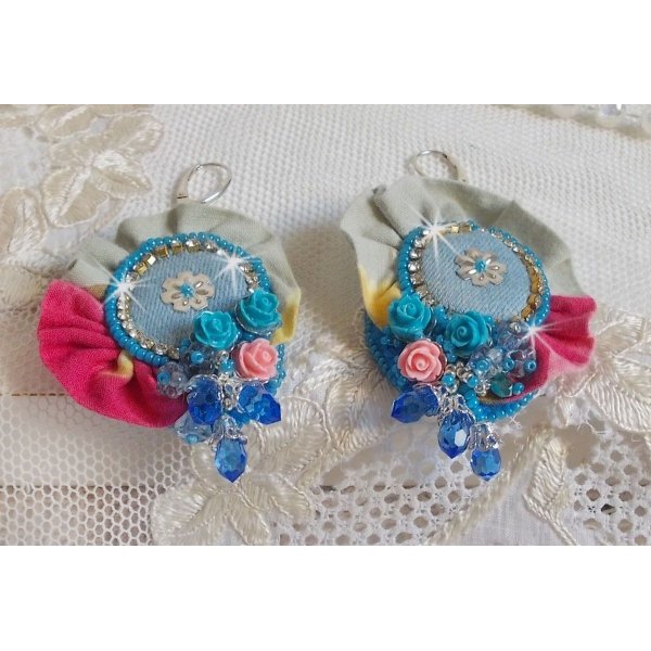 BO Far West broderet med denimstof, harpiksroser, Swarovski-krystaller, forskellige perler, fr&oslash;perler og 925/1000-s&oslash;lv sveller og andre perler