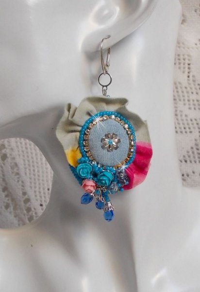 BO Far West broderet med denimstof, harpiksroser, Swarovski-krystaller, forskellige perler, fr&oslash;perler og 925/1000-s&oslash;lv sveller og andre perler