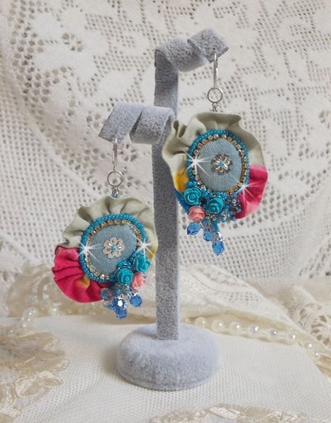 BO Far West broderet med denimstof, harpiksroser, Swarovski-krystaller, forskellige perler, fr&oslash;perler og 925/1000-s&oslash;lv sveller og andre perler