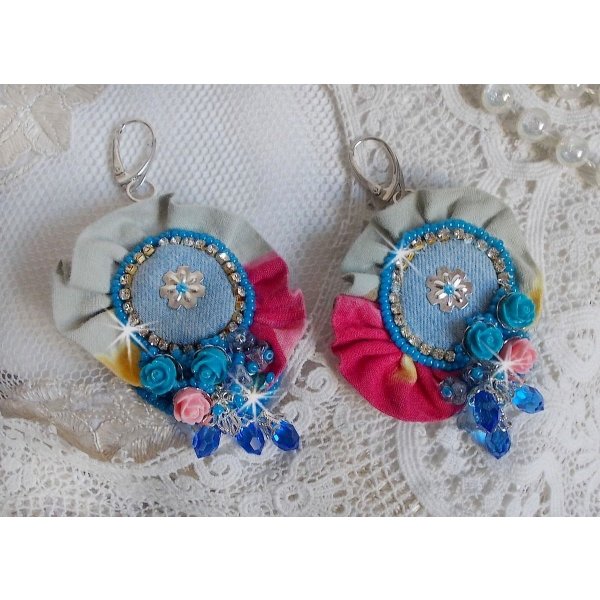 BO Far West broderet med denimstof, harpiksroser, Swarovski-krystaller, forskellige perler, fr&oslash;perler og 925/1000-s&oslash;lv sveller og andre perler