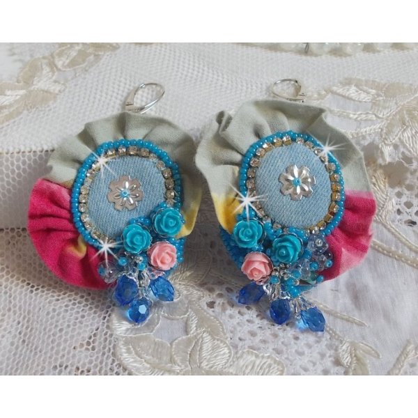 BO Far West broderet med denimstof, harpiksroser, Swarovski-krystaller, forskellige perler, fr&oslash;perler og 925/1000-s&oslash;lv sveller og andre perler