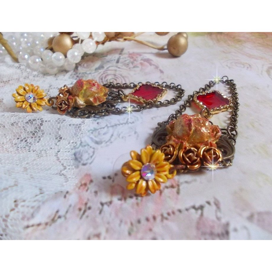 BO Feu de Lumière avec des cabochons roses de couleur Jaune et rouge en porcelaine, cristaux, montés sur estampes, feuilles en laiton, boucles marguerites émaillées et pendentifs vitrail Rouge