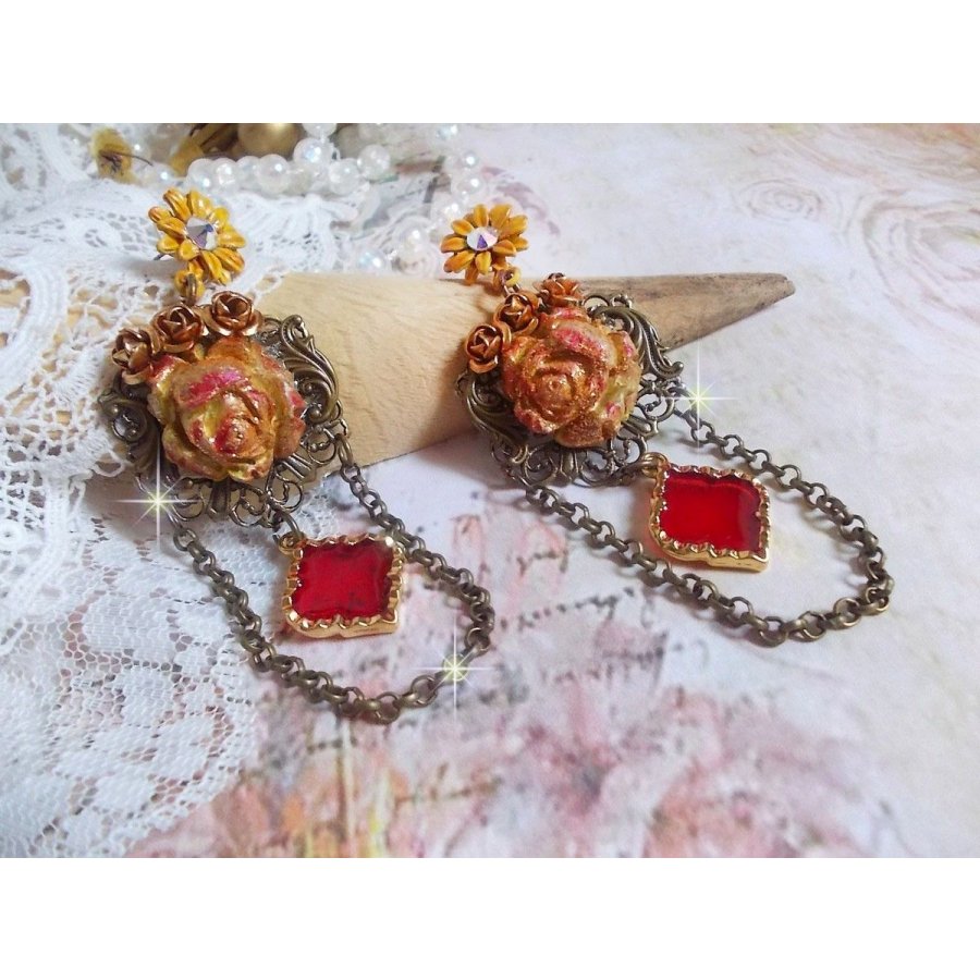 BO Feu de Lumière avec des cabochons roses de couleur Jaune et rouge en porcelaine, cristaux, montés sur estampes, feuilles en laiton, boucles marguerites émaillées et pendentifs vitrail Rouge