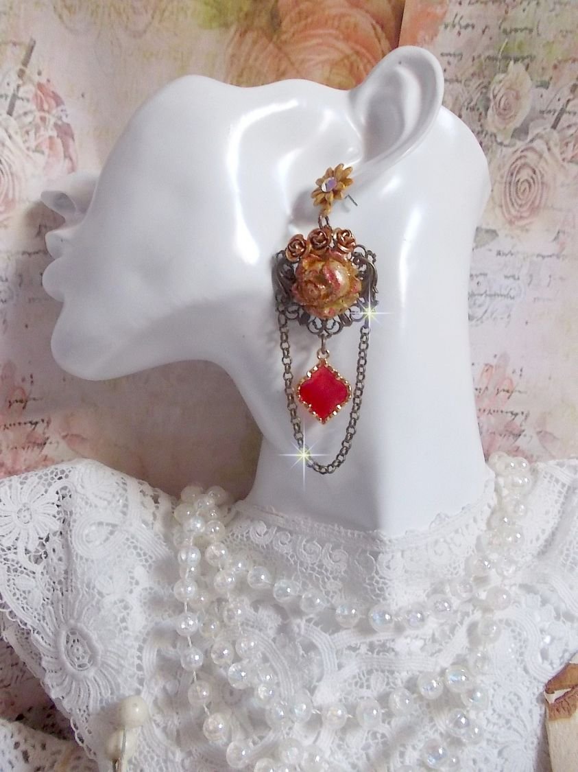 BO Feu de Lumière avec des cabochons roses de couleur Jaune et rouge en porcelaine, cristaux, montés sur estampes, feuilles en laiton, boucles marguerites émaillées et pendentifs vitrail Rouge