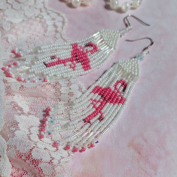 BO Les Flamants Blancs et Roses mont&eacute;es aux rocailles de qualit&eacute; en verre. Couleurs : Blanc et Rose. S&rsquo;ajoute aux rocailles des toupies Blanches. Le tout est associ&eacute; &agrave; des crochets en argent 925.