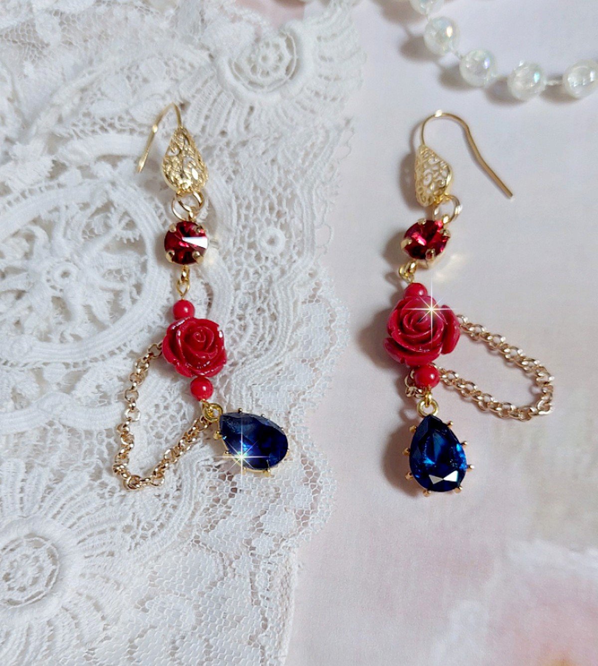 BO Flamenca montées avec cabochons en Cristal, roses en Résine, perles rondes en Jade, une chaîne avec des poires en oxyde de Zirconium