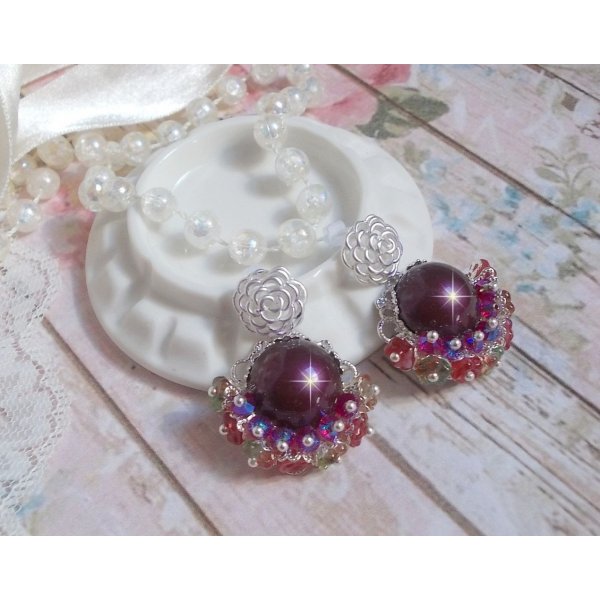BO Fleurs de Cabaret avec des cabochons ronds Bordeaux en cristal de Swarovski, des toupies Fuschia, des fleurs clochettes en verre sur une base pendentif argent&eacute;e et des clous d'oreilles en m&eacute;tal