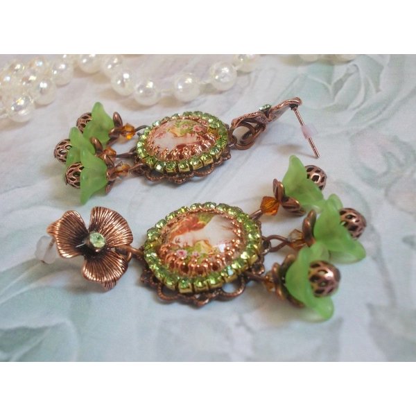 BO Forest of Flowers skabt med lucitblomster, cabochoner af forst&oslash;rrelsesglas, krystaller, prints og forskelligt tilbeh&oslash;r