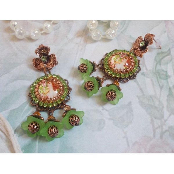 BO Forest of Flowers skabt med lucitblomster, cabochoner af forst&oslash;rrelsesglas, krystaller, prints og forskelligt tilbeh&oslash;r