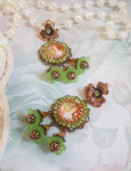 BO Forest of Flowers skabt med lucitblomster, cabochoner af forst&oslash;rrelsesglas, krystaller, prints og forskelligt tilbeh&oslash;r