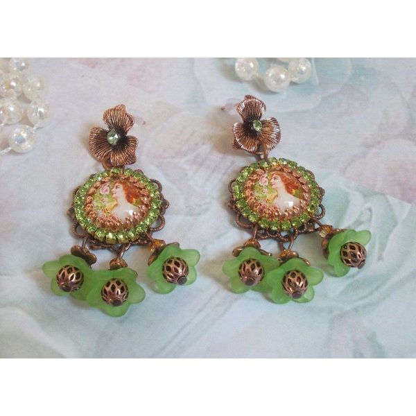 BO Forest of Flowers skabt med lucitblomster, cabochoner af forst&oslash;rrelsesglas, krystaller, prints og forskelligt tilbeh&oslash;r