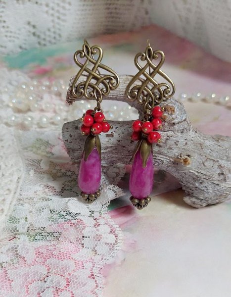 BO Framboises mont&eacute;es avec des perles en Jade, clous, rondelles, coupelles et crochets d'oreilles estampes 