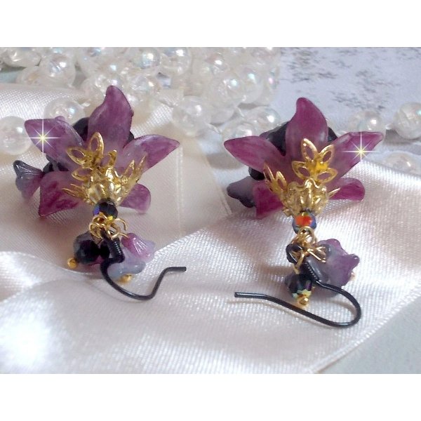 BO Funky Black skabt med h&aring;ndmalede Lucite blomster i lilla, krystaller, glasperler og diverse guld og sort tilbeh&oslash;r